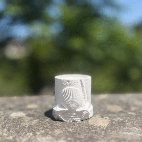 Kumsal – Taş Tozu Kase Mum Kumsal – el yapımı taş tozu kase mum, doğal soya wax, sıcak ve ferah yaz kokuları